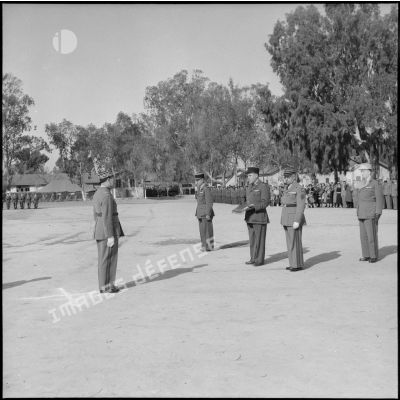 Remise de la cravate de la Légion d'honneur au général Vailland, directeur des Transmissions de la Xe région militaire, lors d'une cérémonie en Algérie.