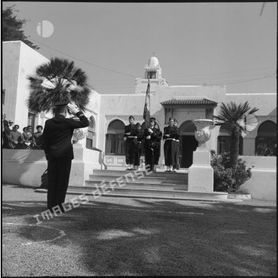 Salut au drapeau par le général Frandon, commandant la 5e région aéienne (RA) lors d'une prise d'armes dans le quartier La Redoute à Alger.