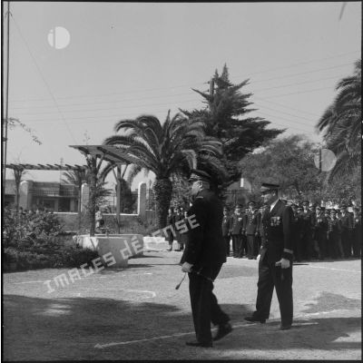 Le général Frandon, commandant la 5e région aérienne (RA) après le salut au drapeau lors d'une prise d'armes dans le quartier La Redoute à Alger.