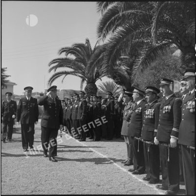 Revue des troupes de la 5e région aérienne (RA) par son commandant, le général Frandon, lors d'une prise d'armes à La Redoute (Alger).