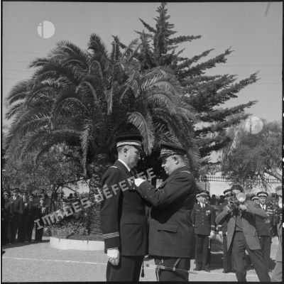 Décoration d'un colonel par le général Frandon, commandant de la 5e région aérienne (RA) à La Redoute.