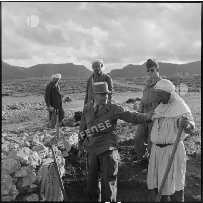 Travailleurs algériens sur un chantier de voirie dans la Section administrative spécialisée (SAS) de Khemis.
