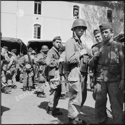 Attente des soldats du 19e bataillon de chasseurs à pieds (BCP) devant leur convoi à la gare d'Oujda (Maroc).