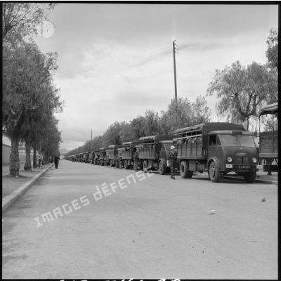 Convoi de camions militaires attendant les soldats du 19e bataillon de chasseurs à pieds (BCP) devant la gare ferroviaire d'Oudja (Maroc).