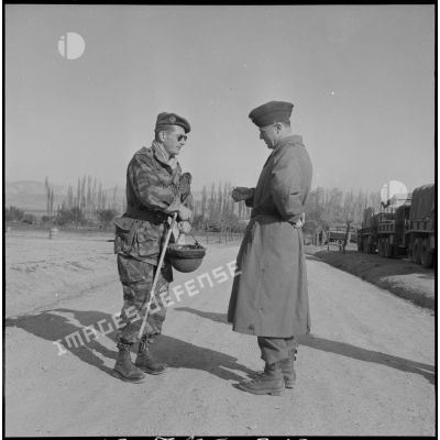 Conversation entre le colonel de Galbert et un capitaine du 1er régiment étranger de parachutiste (REP) lors d'une opération dans le Djebel Chelia (Aurès).