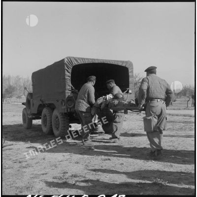 Débarquement d'un blessé lors d'une opération combinée dans le Djebel Chelia.