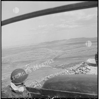 Soldat du 1er régiment de chasseurs parachutistes (RCP) observant le djebel Chelia dans un camion lors d'une opération combinée.