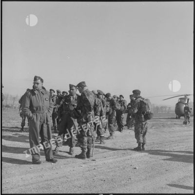 Progression à pieds vers Kenchela des soldats du 1er régiment de chasseurs parachutistes (RCP).