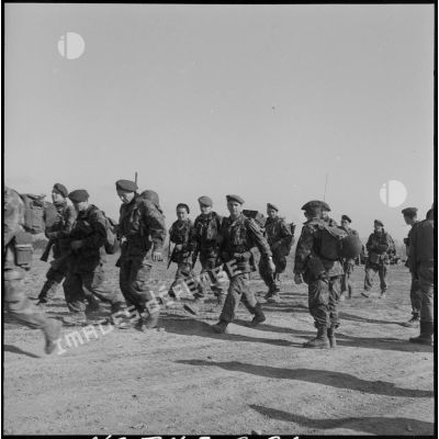 Progression à pieds vers Kenchela des soldats du 1er régiment de chasseurs parachutistes (RCP).