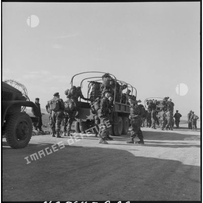 Embarquement dans des camions des soldats du 1er régiment de chasseurs parachutistes (RCP) après une opération dans le Djebel Chelia.