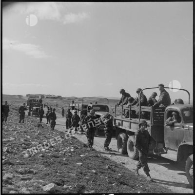 Acheminement des camions du 1er régiment de chasseurs parachutistes (RCP) vers le Djebel Chelia (Aurès) pour une opération combinée.