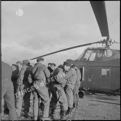 Eléments du 1er régiment étranger de parachutistes (REP) débarquant d'un hélicoptère Sikorsky H-19 dans le secteur du Djebel Chelia (Aurès).