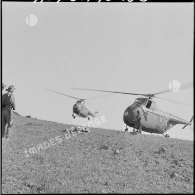 Décollage d'hélicoptères Sikorsky H-19 lors d'une opération dans la région de Thiers (Kadiria).