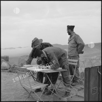 Préparation d'une opération de tir pour des soldats du 10e RAC (Régiment d'artillerie coloniale) au poste de commandement de Montagnac.