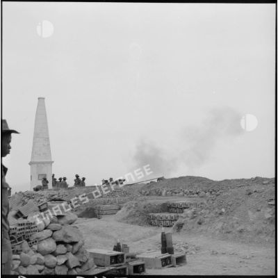 Tir d'un coup de canon par le 5e bataillon du 10e régiment d'artillerie coloniale (RAC) à Montagnac près de Sidi-Brahim.