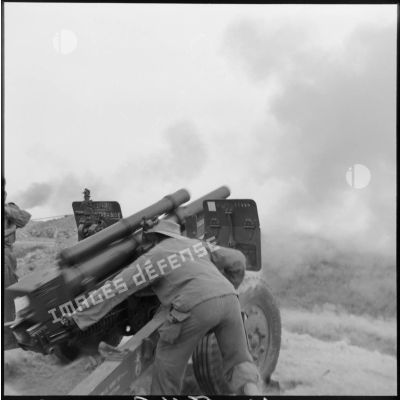 Chargement d'un canon par des soldats du 5e bataillon du 10e régiment d'artillerie coloniale (RAC) lors d'une opération à Montagnac.
