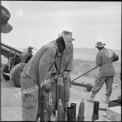 Préparation des charges d'explosifs par des soldats du 5e bataillon du 10e régiment d'artillerie coloniale à Montagnac.