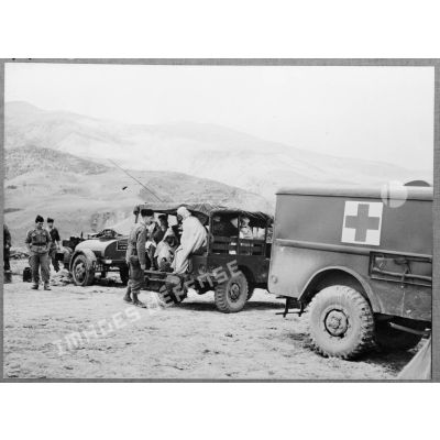 Assistance médicale gratuite (AGM) pour les habitants de Zemmoura au poste du 72e groupe d'artillerie (GA).