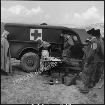 Consultation médicale pour les habitants de Zemmoura au poste de soin du 72e groupe d'artillerie (GA).