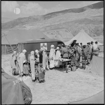 Assistance médicale gratuite (AGM) pour les habitants de Zemmoura au poste de soin du 72e groupe d'artillerie (GA).