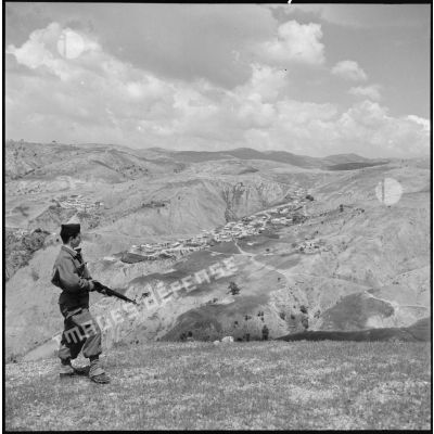 Un élément du 72e groupe d'artillerie (GA) montant la garde dans la vallée de Zemmoura.
