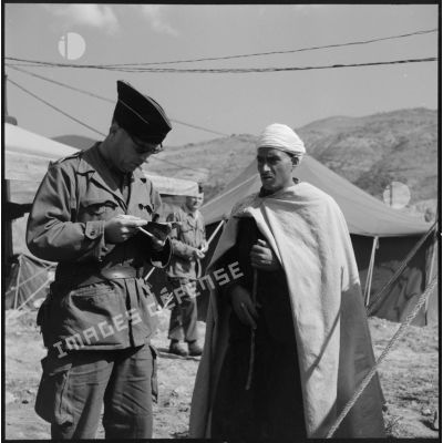 Interrogatoire d'un suspect algérien par l'officier de renseignement du 72e groupe d'artillerie (GA) à Zemmoura.