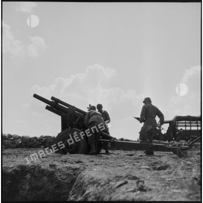 Approvisionnement d'un obusier par des éléments du 72e groupe d'artillerie à Zemmoura.