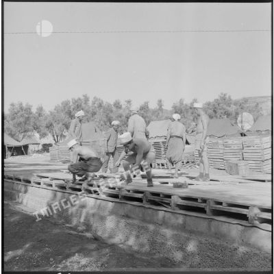 Construction de barraquement au camp de Nedroma par le 1er bataillon du 5e régiment étranger d'infanterie (REI) et des ouvriers.
