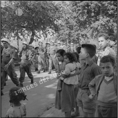 Enfants de Nedroma assistant au défilé du 1er bataillon du 5e régiment étranger d'infanterie (REI) dans les rues de la commune.