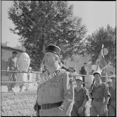Un capitaine du 1er bataillon du 5e régiment étranger d'infanterie (REI) lors d'un défilé à Nedroma.