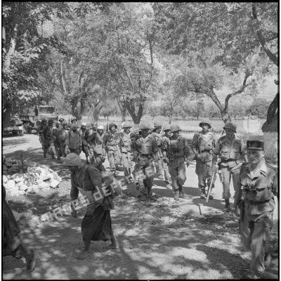 Arrivée au cantonnement du 1er bataillon du 5e régiment étranger d'infanterie avec des prisonniers algériens à Nedroma.
