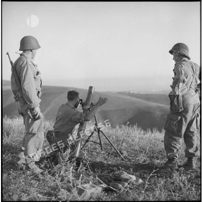 Mise en batterie d'un mortier de 81 mm par des soldats du 1er bataillon du 5e REI (régiment étranger d'infanterie) dans le secteur de Nemours.