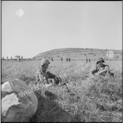 Soldats du 1er bataillon du 5e régiment d'infanterie étranger (REI) postés en surveillance lors d'une opération dans le secteur de Nemours.