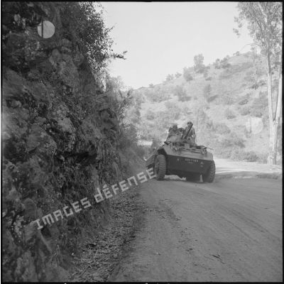 Automitrailleuse M8 de la 7e Division Mécanique Rapide (DMR) escortant l'administrateur de la commune mixte de Dra El Mizan lors d'une visite d'école.