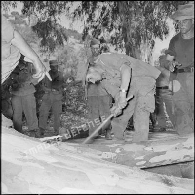 Découpe à la hache d'arbres par un soldat du 57e bataillon du génie (BG) lors de l'opération Basque en Kabylie.