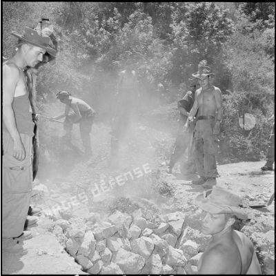 Elements du 57e bataillon du génie (BG) réparant une faille sur une route lors de l'opération Basque en Kabylie.