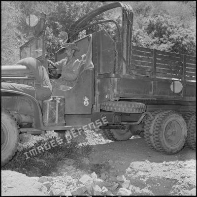 Element du 57e bataillon du génie (BG) conduisant un camion GMC 6x6 sur le chantier de l'opération Basque en Kabylie.