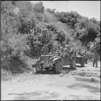 Convoi du 57e bataillon du génie (BG) sur le chantier d'une route de Kabylie dans le cadre de l'opération Basque.