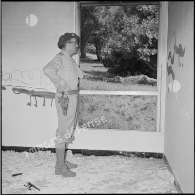Le colonel Guigey de la 27e Division d'infanterie alpine (DIA) visitant une école détruite par le FLN à Dra-el-Mizan (Kabylie).