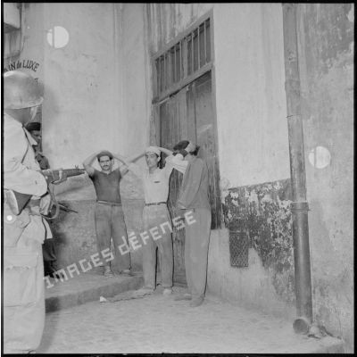 Arrestation de suspects dans la casbah d'Alger par des soldats du 9e régiment de zouaves (RZ).