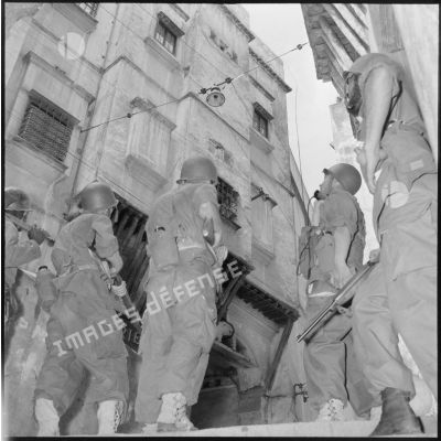 Patrouille du 9e régiment de zouaves (RZ) lors de l'opération dans la Casbah à Alger.