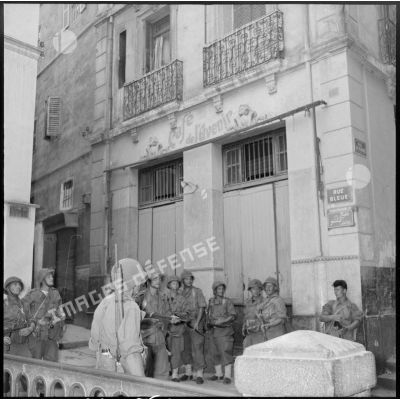 Bouclage d'une rue de la casbah d'Alger par le 9e régiment de zouaves (RZ).