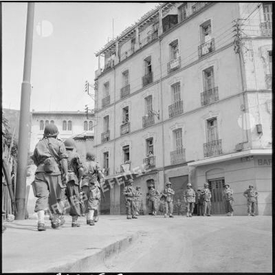 Bouclage d'une rue de la casbah d'Alger par le 9e régiment de zouaves (RZ).