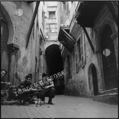 Un groupe de soldats en surveillance dans une ruelle de la casbah d'Alger.