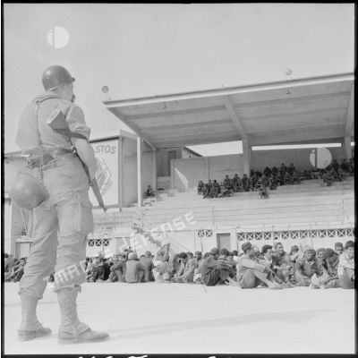 Surveillance de suspects regroupés au stade Saint-Eugène d'Alger par le 9e régiment de zouaves (RZ).