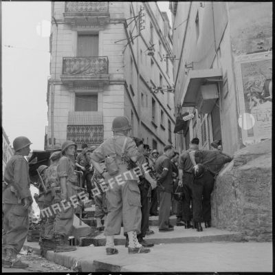 Briefing des unités mobilisées avant l'opération dans la Casbah à Alger.