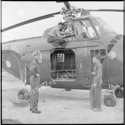 Entretien d'un hélicoptère Sikorsky H-19 par des soldats de l'armée de l'Air sur la base d'hélicoptères de Tlemcen.