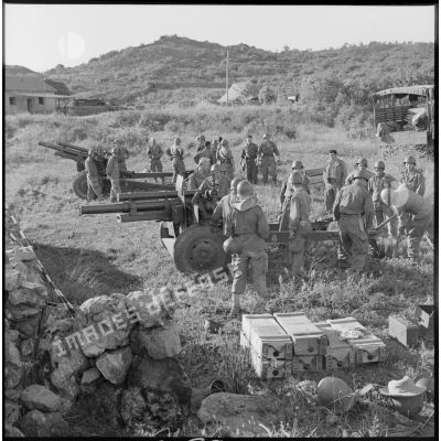Réglages d'une pièce de 105 mm par la 1e batterie du 66e RA (régiment d'artillerie) à El Hafir.