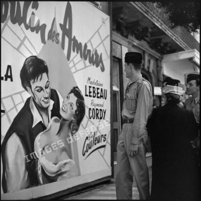 Rappelé contemplant une affiche devant un cinéma lors d'une permission à Alger.