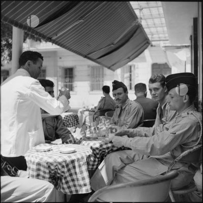 Repas dans une brasserie d'Alger pour un groupe de rappelés en permission.